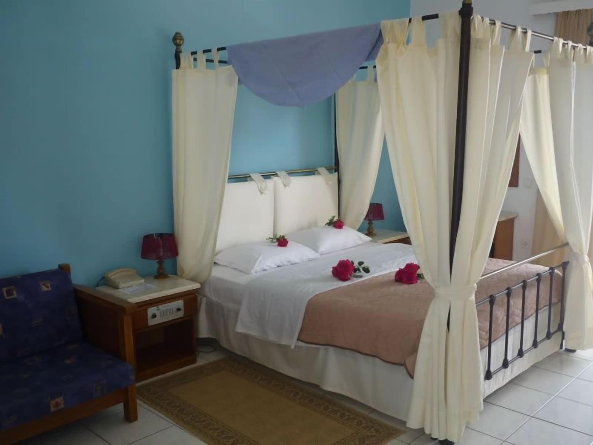 Hotel Oasis Kyparissía Eksteriør bilde