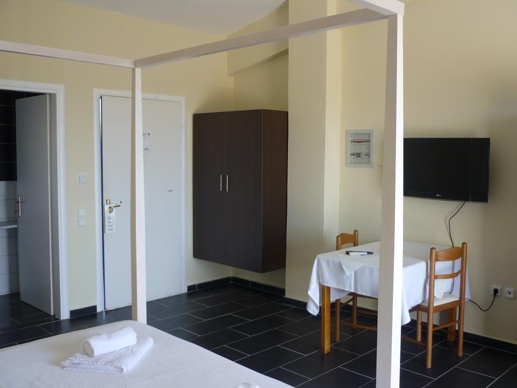 Hotel Oasis Kyparissía Eksteriør bilde