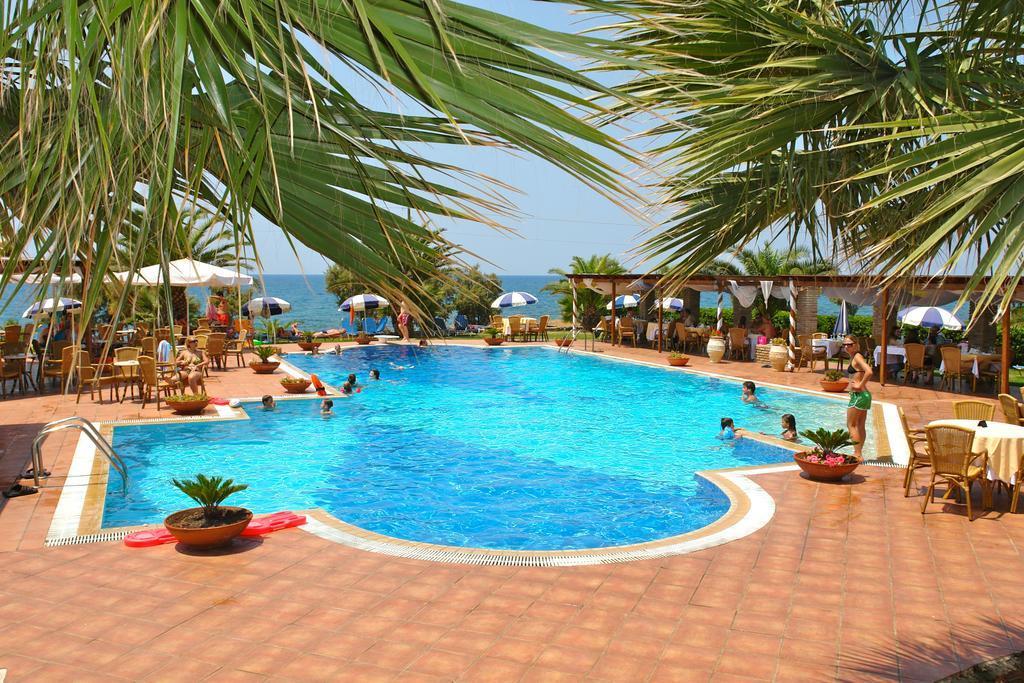 Hotel Oasis Kyparissía Eksteriør bilde