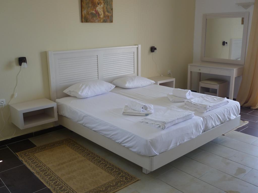 Hotel Oasis Kyparissía Eksteriør bilde