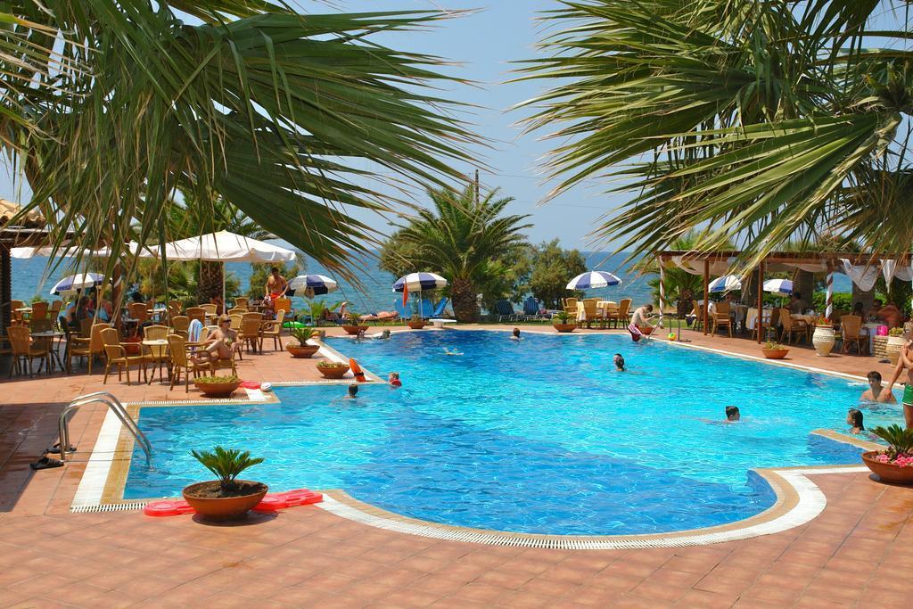 Hotel Oasis Kyparissía Eksteriør bilde
