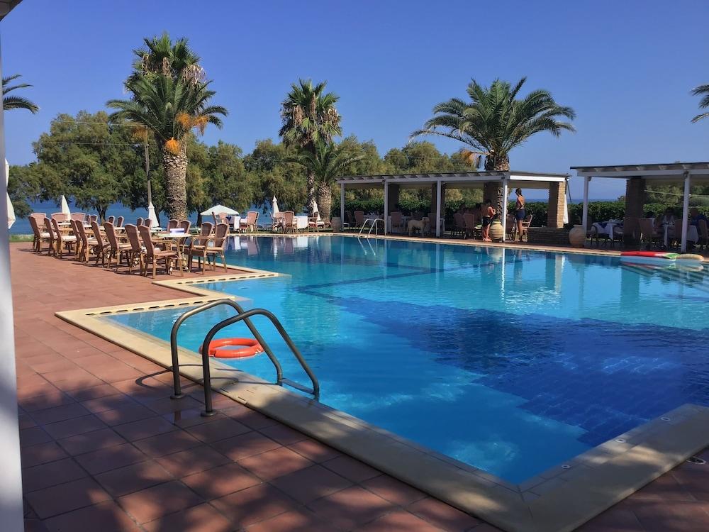 Hotel Oasis Kyparissía Eksteriør bilde