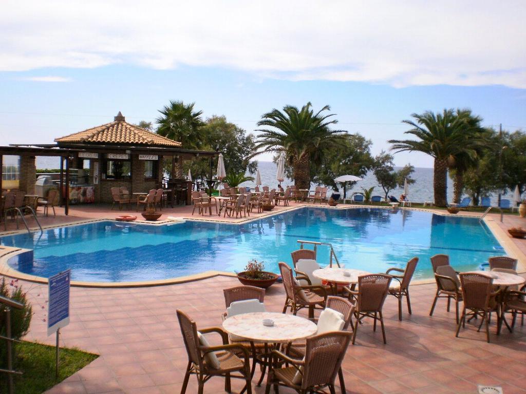 Hotel Oasis Kyparissía Eksteriør bilde