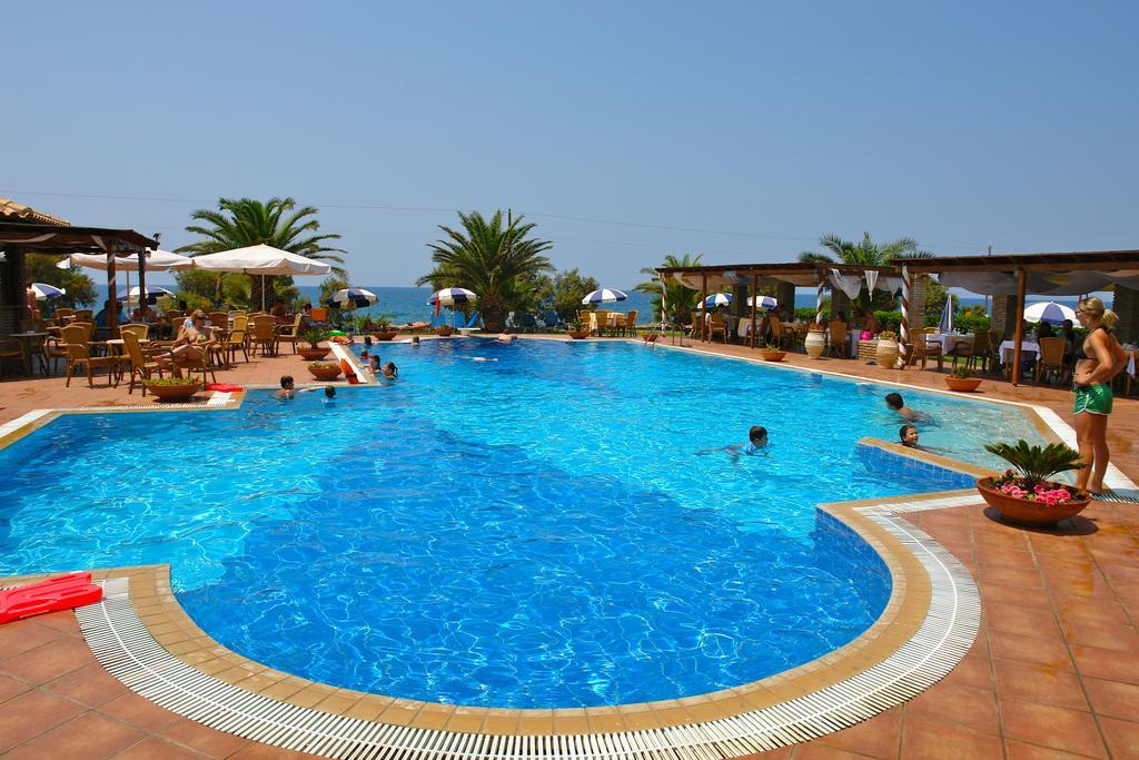 Hotel Oasis Kyparissía Eksteriør bilde