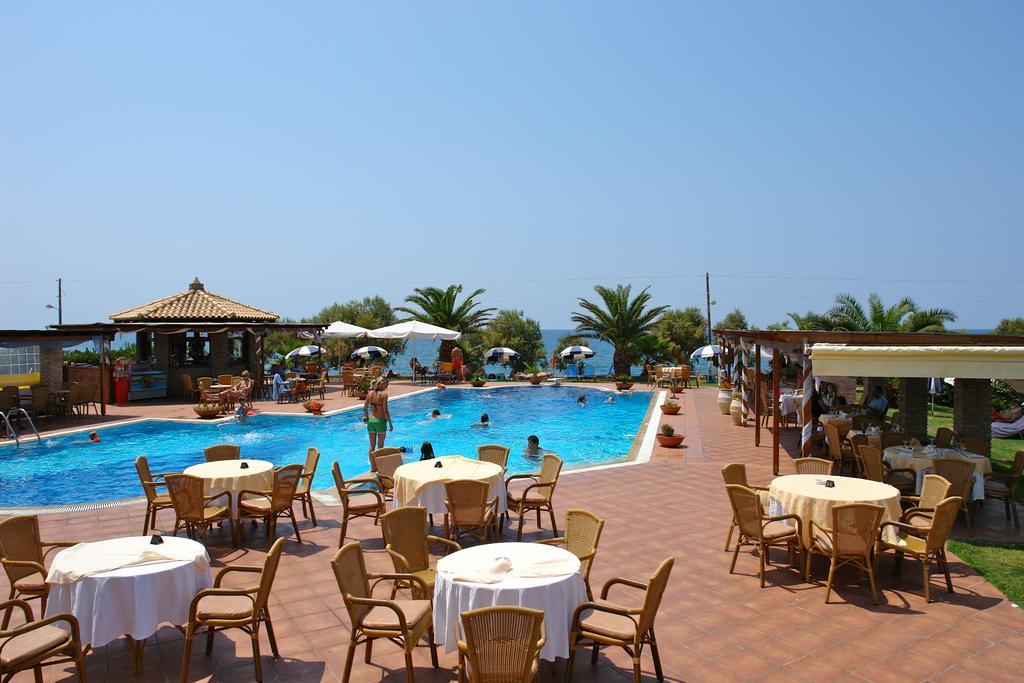 Hotel Oasis Kyparissía Eksteriør bilde