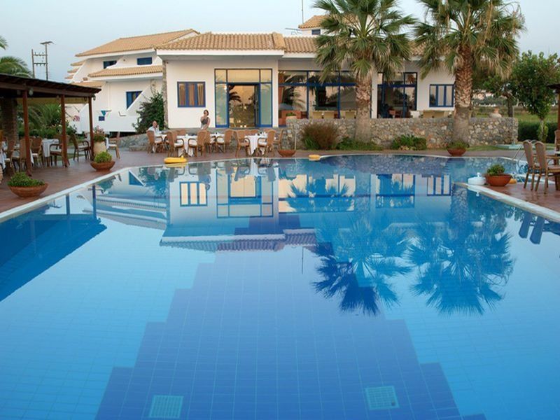 Hotel Oasis Kyparissía Eksteriør bilde