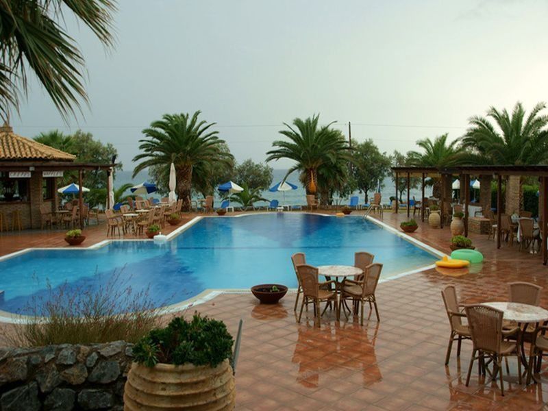 Hotel Oasis Kyparissía Eksteriør bilde