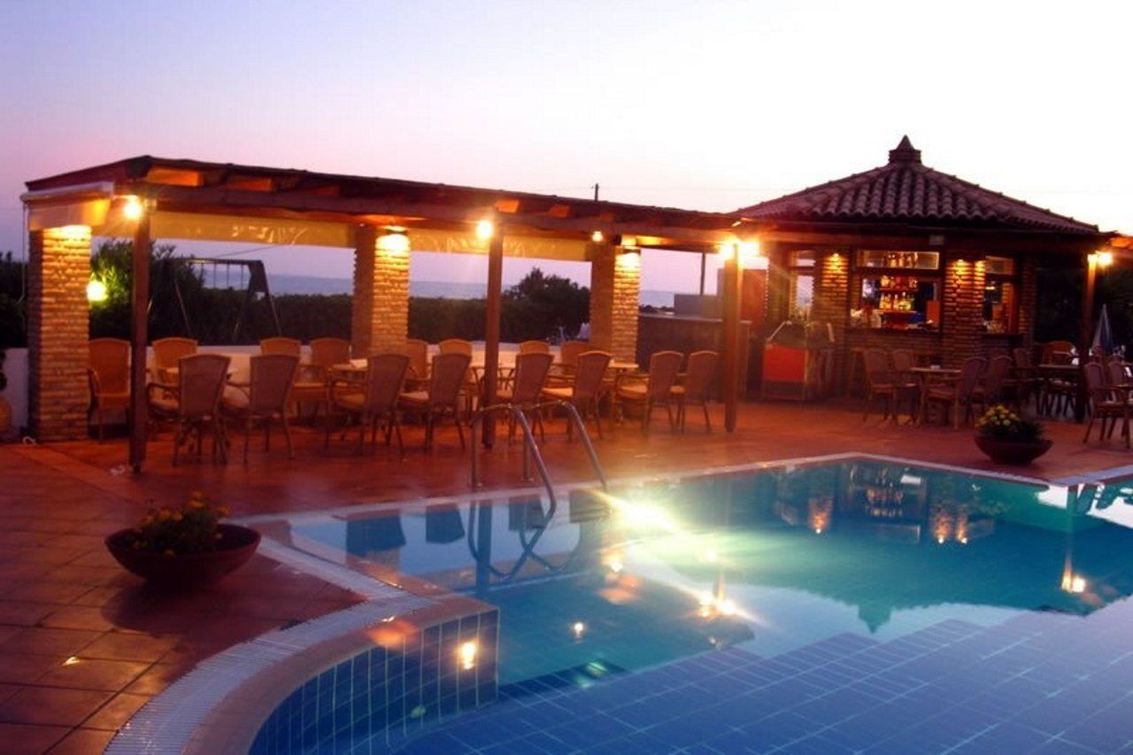 Hotel Oasis Kyparissía Eksteriør bilde