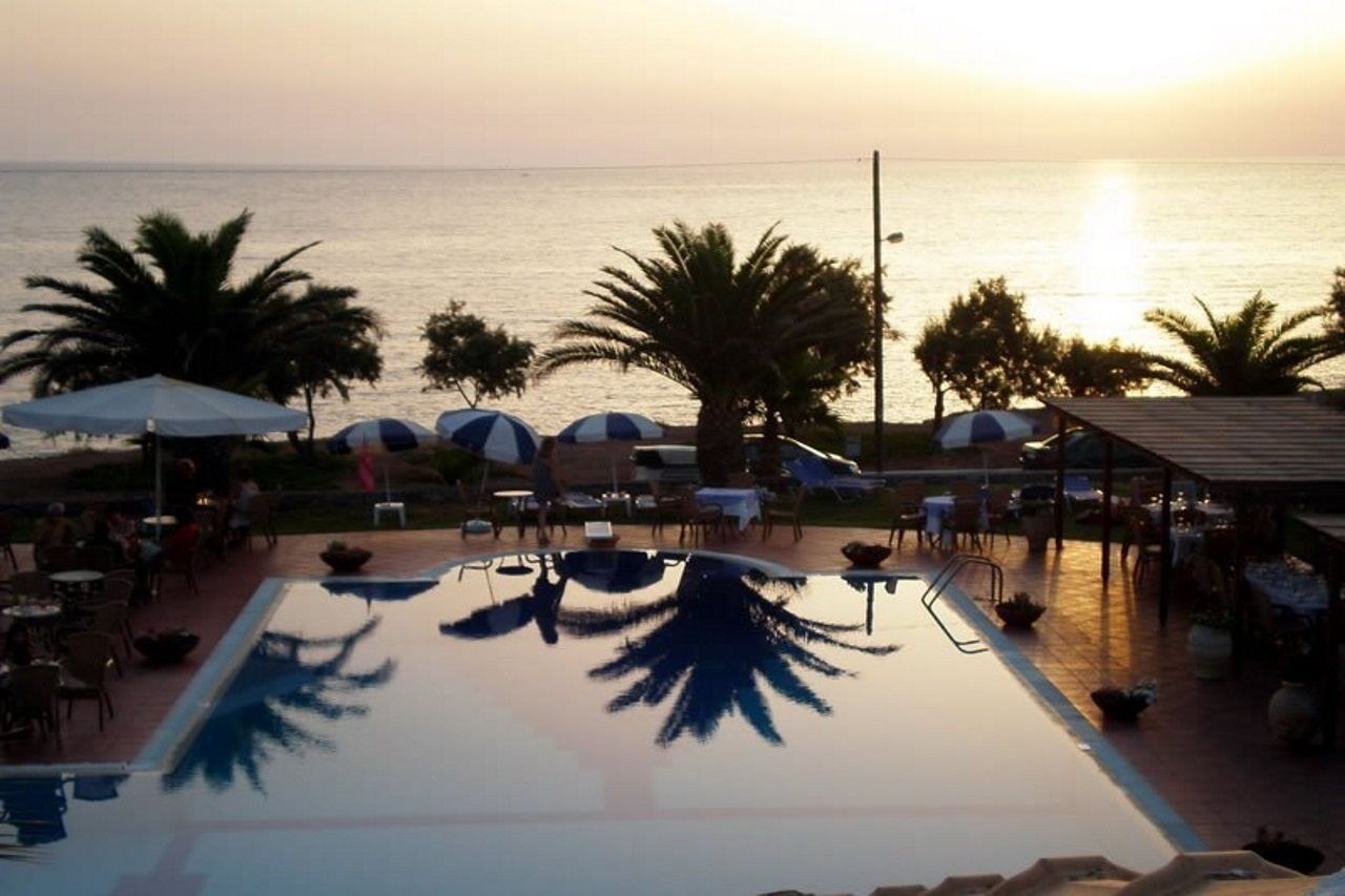 Hotel Oasis Kyparissía Eksteriør bilde